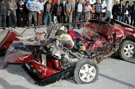 Burdur'un Çeltikçi İlçesi'nde, çarpıştığı kamyonun önünde 15 metre sürüklenen otomobilin ehliyetsiz sürücüsü anne ile yanındaki kızı kazayı hafif sıyrıklarla atlattı.