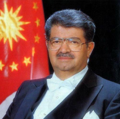 Turgut Özal: 1927 yılında Malatya´da doğdu. 983 yılında Anavatan Partisi´ni kurdu ve aynı yıl yapılan genel seçimlerde partisinin başarılı olması üzerine hükûmeti kurmakla görevlendirildi ve böylece Türkiye´nin 19. Başbakanı oldu. 17 Nisan 1993 tarihinde geçirdiği bir rahatsızlık sebebiyle görevi sırasında vefat etti. Özal´ın da suikastle öldürüldüğü iddiası güç geçtikçe güçleniyor.