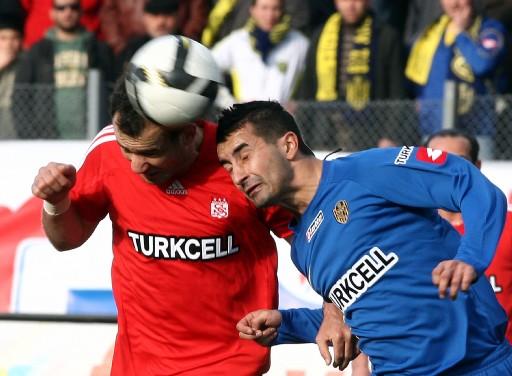 Lider Sivaspor Teknik direktörleri Bülent Uygun'un cezalı olduğu için başlarında olmadığı maçta zorlu Ankaragücü deplasmanından 3 puanı 2 golle çıkartamayı başardı ve ard arda 10. hafta liderlik koltuğundan inmemiş oldu.