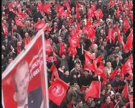 DP'nin İstanbul mitingi: Gaziosmanpaşa'da halka seslenen Demokrat Parti Genel Başkanı Süleyman Soylu, AK Parti ve CHP'nin İstanbul mitinglerine eleştirilerde bulundu