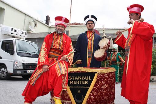 " Mesele şudur; Mehter önce kültürel bir mirastır, kültürel bir davadır, kültürel bir hizmettir. Ticaret ondan sonra gelen kısımdır. Ticarettir buna da saygı göstermek gerekiyor. Elimizde bir sopa yok ki göstermeyenlerin tanzim edelim" diyen Osman Sak çakma mehterlerin öze zarar vermesinden şikayetçi