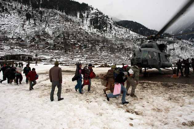 Hindistan: Kishtwar bölgesinde güvenlik güçleri kar mağdurlarını kurtarıyor.