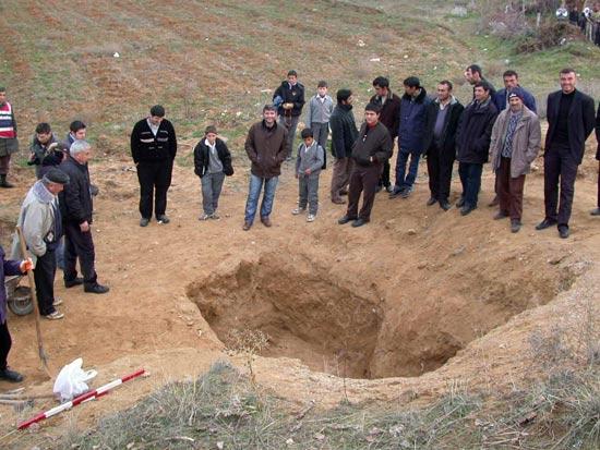 Kırıkkale'de arkeologlar tarafından yapılan kazılarda Roma dönemine ait yaklaşık 2000 yıllık bir tümülüs bulununuca belde halkı mezarın başına toplandı.
