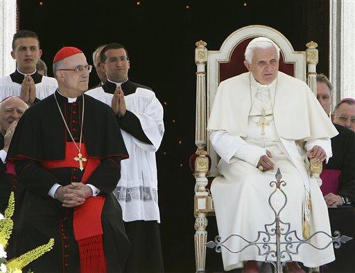 Cuma günü yataktan düşerek sağ el bileğini kırarak tedavi gören Papa, bugün kırık kolu ile ilk kez halkın karşısına çıktı ve geleneksel Pazar ayinini yönetti.