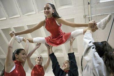 Sonu&ccedil;ta, Hapoel takımının 12 ponpon kızı da dekoltesiz, mini eteksiz kapalı bir kıyafet giymek zorunda kaldı. Ponpon kızlar, v&uuml;cut hatlarını beyaz bir korse altına ve kolları ile sırtlarını a&ccedil;ıkta bırakmayan dizlerine kadar inen kırmızı bir &ouml;nl&uuml;ğ&uuml;n altına sakladılar.