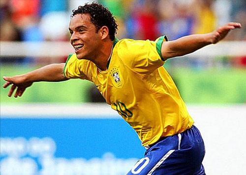 LULİNHA; 20 yaşında, Olhanense, Orta saha, gözü Ronaldinhonun yerinde. Çok çalışması ve avrupa kıtasına transferi şart. Aklı hep gol atmakta, estetik hareketleri ile dikkatleri kendine çekmeyi biliyor.