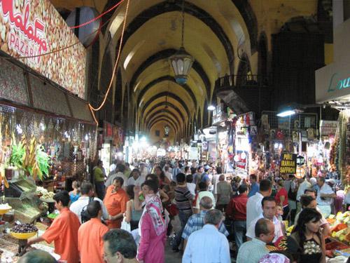 Dünyanın en eski ve en büyük alışveriş merkezleri olan Kapalıçarşı ve Mısır çarşısı mimari yapısı ve restorastonu ile ziyaretçileri büyülüyor.