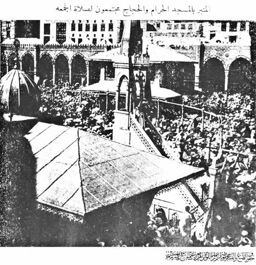 <b>Fotoğraf Altı: Mescid-i Haram'daki minber ve Cuma namazı i&ccedil;in toplanmış hacılar</b>
<br><br>
Arap&ccedil;a ve iki cilt olarak d&ouml;neminde neşredilen Mirat&uuml;l Harameyn, yazarın eseri yazmasındaki niyet g&ouml;z &ouml;n&uuml;ne alarak sadeleştirilmiş ve akıcı &uuml;slubuyla bug&uuml;ne taşınmış durumda. Şimdi bu tarihi fırsatı değerlendirip Bir Generalin Hac Notlarının sayfalarında yolculuk yapmanın tam zamanı diyorsanız kitap sizleri bekliyor...