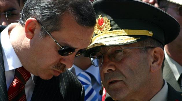 <p><strong><span style="color: #0000ff;">HİLMİ ÖZKÖK: Aklı her zaman gönlünün önündeydi <br /><br /></span></strong>Orgeneral Hilmi Özkök, 30 Ağustos 2002de göreve başlamış, üç ay sonra yapılan seçimde, AKP yüzde 34 oyla tek başına iktidar olmuştu. Özkökün dört yıllık görev süresi boyunca çok kritik olaylar gerçekleşti.</p><br>
<p>1 Mart 2003 günü, TBMM, ABD ordusunun Iraka kuzeyden saldırmasına vize veren hükümet tezkeresini reddetti. Tezkerenin reddinde, bazı komutanların Özköke rağmen gazetelere Asker rahatsız açıklamaları yapmasının da etkisi olmuştu. İskenderuna kadar birliklerini getiren ABD, büyük hayal kırıklığı yaşamış, yine de güneyden Iraka girip ülkeyi kısa sürede işgal etmişti. Hal böyle olunca Kuzey Iraktaki Türk askerinin varlığı kriz nedeni oldu. Özkökün ilk önemli açıklamalarından biri Kuzey Irakla ilgiliydi. 26 Mart 2003te komutanlarıyla Diyarbakırda basının önüne çıkan Özkök, Türkiyenin Kuzey Irakta oluşabilecek istikrarsızlıklara göz yummayacağını ve bölgeye güç gönderebileceğini duyurdu. Bu meydan okuma sert karşılık buldu ve 4 Temmuz 2003 günü, ABD askerleri Kuzey Irakta Türk askerleri başlarına çuval geçirip gözaltına aldı.</p><br>
<p>Özkök, o günlerde Cumhuriyet gazetesinin Genç subaylar rahatsız başlığıyla başlayan cunta tartışmalarıyla da uğraşıyordu. TSK içinde hükümetten rahatsız bir kanadın olduğu yüksek sesle konuşuluyordu. Özkökün imzası ile 5 Mayıs 2003 günü yapılan açıklamada, TSKnın Türkiye Cumhuriyetinin korunması ve kollanması yönündeki temel görevini ödünsüz yerine getirme ve Atatürkün maddi ve manevi mirasının yılmaz bekçisi olma özelliğini, demokratik yollarla devam ettireceği ifadesi yer alıyordu. Demokratik yollar ifadesi, farklı yollar arzulayan bazı astlarına yanıt sayıldı. Yıllar sonra Özden Örnekin günlükleri ve TSKdaki darbe hazırlıkları ortaya çıktığında, Özkökün ciddi girişimleri engellediği anlaşıldı. Özkök, bu konuda savcılara tanık olarak ifade verirken, bir taraftan da silah arkadaşlarının tutuklanması yüzünden uykularının kaçtığını söyledi. Tarihe geçen sözü ise emekliliğinde, Şubat 2011de geldi: (Ergenekon soruşturmasını kastederek) Kasaptaki ete soğan doğramam..</p><br>
<p>Özkökün bir başka baş ağrısı Kıbrıs konusu oldu. Hükümetin, adadan asker çekilmesini ve Rumlara toprak iadesini öngören Annan Planına destek vermesi karşısında sert tepki göstermesi beklenen Özkök, KKTCde referandum yapılacağını anımsatıp Kıbrıs Türk halkının ve TBMMnin en doğru kararı vereceğine olan inancımız tamdır dedi. Kıbrıs tartışmalarında gönülleri ile akıllarının büyük çelişkiye düştüğünü de açıklayan Özkökün en büyük mottosu Son anda akla gelmiş parlak fikirlerden daima korkarım olmuş, genellikle gönlünden geçeni değil aklından geçeni yapmıştı.</p>