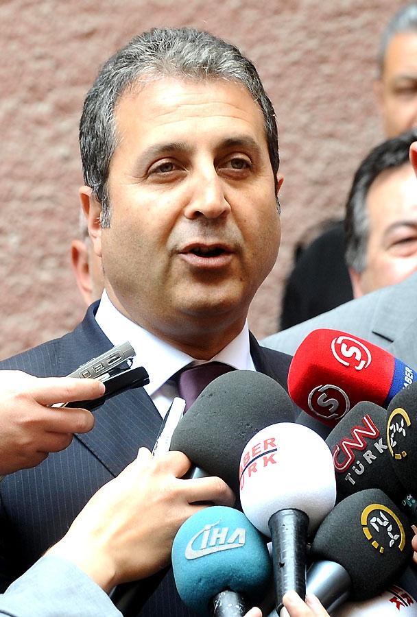 'Kayıp trilyon' davasında 'Cumhurbaşkanı Gül yargılanmalı' kararını veren Sincan 1. Ağır Ceza Mahkemesi Başkanı Osman Kaçmaz, emekliliğini istedi. Kaçmaz MHP'den aday olacak.