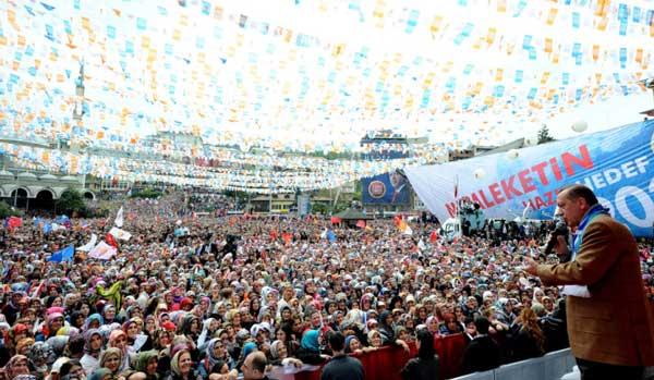 Memleketi Rize'de halka hitap eden Başbakan Erdoğan, muhalefeti çok sert sözlerle eleştirdi. Çok kalabalık bir meydana hitap eden Erdoğan, pankartlardaki yazılarla keyiflendi.