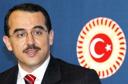 SADULLAH ERGİN<br>
Sadullah Ergin kritik bir dönemde daha yine Adalet Bakanı. Grup Başkanvekilliğinde partinin hukuki düzenlemeleri, kapatma davası gibi kritik durumlarda hep sorun çözücü rolü üstlendi. Bakan olduktan sonra önce Anayasa değişikliği ve değişikliğin referandumla kabulünü başardı.<br>
Erginin ismi yargı reformunu hayata geçirmesiyle öne çıktı. Tartışılan HSYKnın yapısı tümüyle değişti ve yargı cephesinde yeni bir sayfa açıldı.<br>
Yeni reformları ve stratejik eylem planını hayata geçirmek için çaba harcayacak Ergin, önünde tutuklu milletvekillerini bulacak. Tutuklu milletvekillerinin durumunun çözümü için CHP yasal bir düzenleme istiyor. Uzlaşma kültürünü öne çıkarmaya çalışan ve diyaloğu önemseyen Erginin çözüm arayışları bu sürecin çözümünde önemli rol oynayacak. Çünkü tutuklu vekillerin Meclise gelmesi ya da bunun için çaba harcanması siyasetin önündeki krizin çözümüne neden olacak.<br>