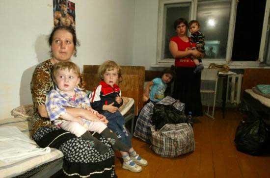 Tarih 5 Ağustos. Kafkaslar yine barut fıçısı. Olan yine çocuklara oluyor. Yüzlerce aile çocuklarını güvenli bölgeye gönderiyor.