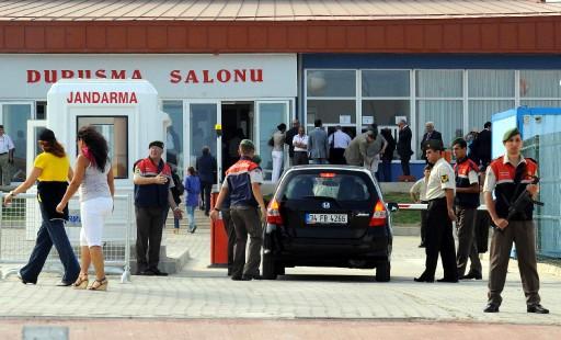 Ergenekon soruşturması kapsamında hazırlanan ikinci iddianamede yer alan sanıkların yargılanmasına başlandı. Silivri Ceza İnfaz Kurumları'nda görülmeye başlanan dava için çevrede yoğun güvenlik önlemleri alındı