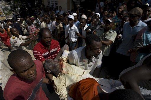 Haiti'de enkaz altında can pazarı