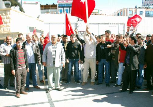 Hakkari'deki terörist saldırısı vatandaşı sokağa döktü. Yurdun çeşitli yerlerinde yapılan gösterilerde ''Şehitler ölmez vatan bölünmez'', ''Askere uzanan eller kırılsın'' sloganları atıldı.