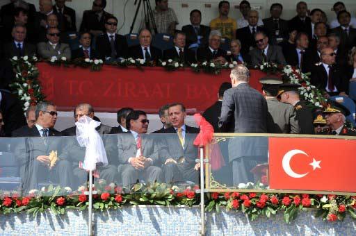 19 Mayıs Atatürk'ü Anma ve Gençlik ve Spor Bayramı, yurt genelinde törenlerle kutlandı. Ankara'da bayram Cumhurbaşkanı Gül'ün de katıldığı törenle, 19 Mayıs Stadyumu'nda kutlandı.