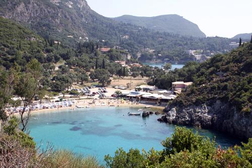 Paleokastritsa’nın Bella Vista Tepesi’nden baktığınızda, berrak sularıyla parıldayan ard arda koylara hayran oluyorsunuz.