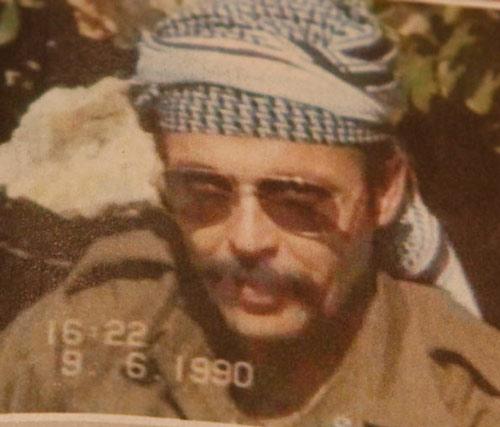 Ersever, PKKlıların giydiği kıyafetler içerisinde gözükürken, Yeşilin üzerinde şalvar ve poşu bulunuyor.