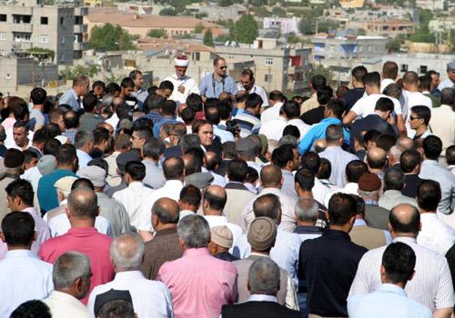 Siirt'te, dün akşam teröristler tarafından sivillerin bulunduğu araca haince düzenlenen saldırı sonucunda hayatını kaybeden 4 kişi göz yaşları arasında toprağa verildi.