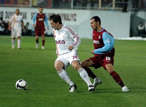 4 golle biten ve nefes kesen Trabzonspor-Galatasaray maçında sahada oyuncular mücadele verirken tribünlerde de renkli görüntüler vardı.