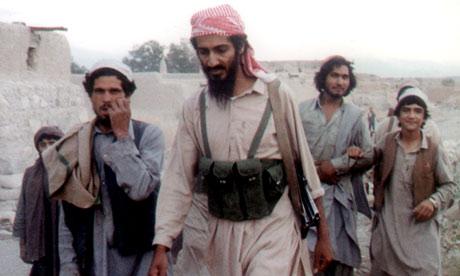 Sudan, uluslararası baskılar üzerine 1996 yılında Bin Ladin'in ülkeyi terk etmesini istedi. Bin Ladin bundan sonra Afganistan'a görüldü. Burada eğitim kampları kuran Bin Ladin, iktidarı almalarına epey yardımcı olduğu Taliban'ın himayesinde Afganistan'da yaşadı.