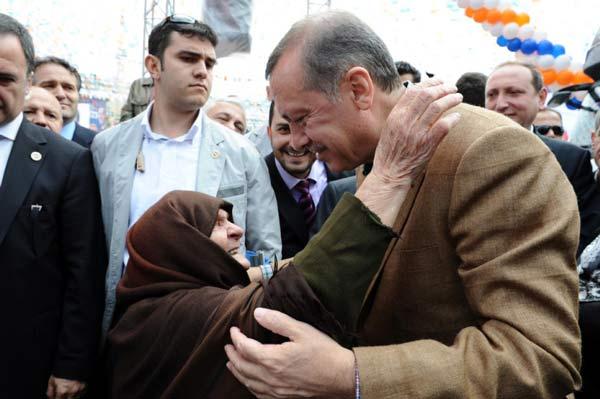 Memleketi Rize'de halka hitap eden Başbakan Erdoğan, muhalefeti çok sert sözlerle eleştirdi. Çok kalabalık bir meydana hitap eden Erdoğan, pankartlardaki yazılarla keyiflendi.