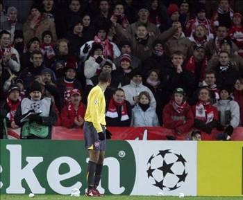 HENRY'NİN ADI DÜZENBAZA ÇIKTI Man City'e karşı penaltıyı paslaşarak kullanma planı nasıl da ucuzcuydu... Kaçırmak bir yana, kurallara uygun kullanamadılar bile, City oyuncuları çıldırdı.
Topu korner bayrağına götürüp zaman geçirme olayında bu adama tanınan tolerans eşsizdir. İki elini rakibin üzerine koyar, futbolda en dayanamadığım kural boşluğu olan zaman geçirme olayına yeni bir boyut getirir.
Bu eli görünce şaşırdınız mı? Neredeyse hiç, elbette ki golün sayılmasına da. Henry'nin futbolun doğasında olmayan bu çirkinlikleri yapmasına o kadar çok şahit olduk ki...