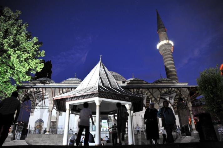 Akşam ve yatsı namazları arasında okunan Mevlid-i Şerif'i, vaazı dinlemek ve ibadet etmek isteyen inananlar camileri doldurdu.