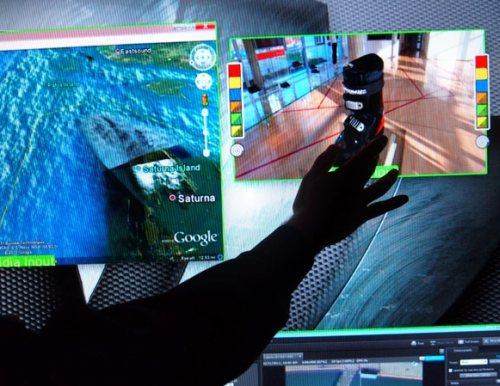 Dünyanın en büyük dokunmatik ekranının genişliğinin ne kadar olduğunu merak ediyor musunuz?<br><br>
Dün Kanadada açılan SIGGRAPH 2011 konferansı kapsamında dünyanın en büyük çoklu dokunmatik desteği sunan ekranı gün yüzüne çıktı. <br><br>

Perceptive Pixel atarafından geliştirilen ve 82 genişliğe sahip bu ekran 1920 x 1080 piksel çözünürlüğe sahip. Ürünün tazeleme oranı 120Hz ve tepki süresi 1 ms.