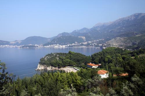 Budvanın tepelerinden kente bakış.