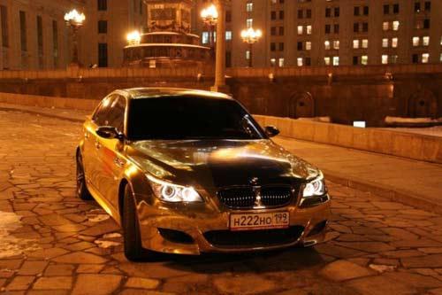 Rusyanın yeni petrol ve doğalgaz zenginleri, Arap şeyhlerine gölgede bırakacak şekilde görgüsüzlük de sınır tanımıyorlar. Bunun en iyi örneği ise altın kaplama bir BMW.