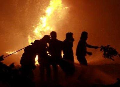 Yunanistan'ın başkenti Atina yakınlarındaki orman yangını söndürülemiyor. Binlerce kişi bölgeyi terk etti. Bölgede can pazarı yaşanırken yangın uzaydan çekilen fotoğraflarda bile görülüyor.
