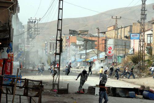 Terörist başı Abdullah Öcalan'ın yakalanışının yıldönümü nedeniyle Doğu ve Güneydoğu illerinde PKK yandaşları kepenk açmadı, açtırmadı. Yapılan eylmelere polis müdahale ederken çocuklar yine ön plandaydı