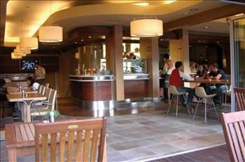 TADIM PİZZA
Franchise giriş bedeli 20 bin dolar
Ankara merkezli Tadım Pizzanın Ankara, İstanbul, Antalya ve Bursada 15 şubesi var. Franchising sistemiyle yeni restoranlar açmaya devam eden şirket, Türkiye genelinde gelecek tüm teklifleri değerlendirecek. Tadım Pizza da diğer markalar gibi yer seçimi konusunda titiz davranıyor. Alışveriş merkezleri ya da iş merkezleri gibi potansiyeli yüksek yerlerdeki dükkanlar tercih ediliyor. İşyeri büyüklüğü ise 100-300 metrekare arasında değişiyor. Tadım Pizza, franchise giriş bedeli olarak 20 bin dolar talep ediyor. Bu rakam bazı durumlarda 35 bin dolara kadar çıkıyor. Ortalama işletme sermayesi ise 120-225 bin dolar arasında değişiyor. Reklam katılımı payı yüzde 2, sürekli franchise ödemesi ise yüzde 5.
Telefon: 0312 437 87 13
Web: tadimpizza.com.tr