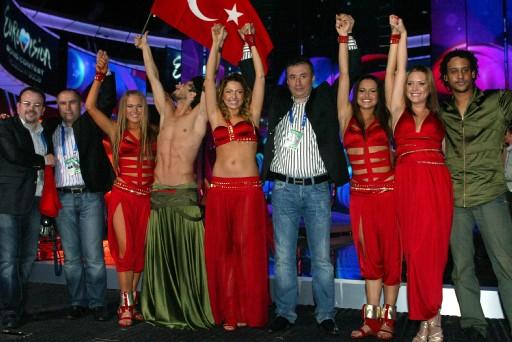 Eurovision'daki temsilcimiz Hadise, ilk yarı final elemesini geçerek Cumartesi günü Türkiye'yi finalde temsil edecek..