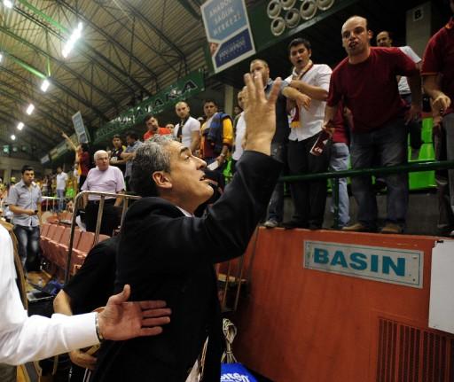 Karşılaşmanın sonunda Galatasaray Cafe Crown Antrenörü Koray Mincinozlu ile sarı-kırmızılı taraftarlar tartıştı.