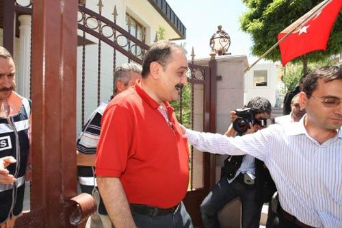 Sinan Aygün, Ergenekon soruşturması kapsamında gözaltına alındı. Aygün'ün evinde arama yapıldıktan sonra ATO'ya götürüldü.