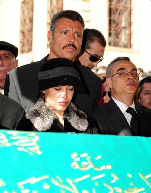 Sanatçı Hülya Avşar'ın dün vefat eden annesi Emral Avşar, Zincirlikuyu Mezarlığı'na defnedildi. Avşar, Teşvikiye Camii'nde düzenlenen cenaze töreninde gözyaşlarını tutamadı.