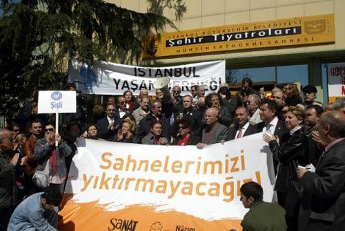 TIYATRO SANATCILARI, BAZI SIYASETCILER VE CESITLI SIVIL TOPLUM KURULUSLARININ TEMSILCILERINDEN OLUSAN GRUP, HARBIYE KONGRE VADISI PROJESI KAPSAMINDA MUHSIN ERTUGRUL SAHNESI'NIN YIKILACAK OLMASINI PROTESTO ETTI. (AA - AHMET DUMANLI - 27/03/2008)