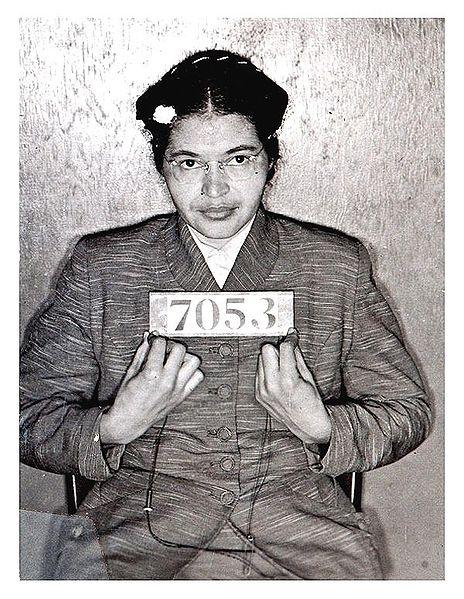<b>Rosa Parks tutuklandığı gece karakolda &ccedil;ekilen fotoğrafı</b><br>
B&uuml;y&uuml;k Direnişin ilk kıvılcımı 1 Aralık 1955 Cuma g&uuml;n&uuml;, Alabamanın Montgomery şehrinde, akşam 6'da işinden &ccedil;ıkıp evine giden terzi kadının tavrı ile atıldı. 
<br>
&Ccedil;ok yorgundu ve bir an &ouml;nce evine ulaşmak istiyordu. Otob&uuml;s&uuml;n ortasındaki değişken stat&uuml;l&uuml; koltuklardan birine oturdu. Yasalara g&ouml;re ilk 10 sıra beyazlarındı. Siyahlar ise en arka b&ouml;l&uuml;mde yolculuk etmek zorundaydılar. Ortadaki değişken stat&uuml;l&uuml; koltuklarsa beyazların sıraları doluncaya kadar siyahların da oturabilecekleri koltuklardı. Beyaz sıralar dolduğunda ya da şof&ouml;r gerekli g&ouml;d&uuml;ğ&uuml;nde siyahlar bu koltukları boşaltmak zorundaydılar. Eğer arkada da yer yoksa otob&uuml;sten inmeleri gerekiyordu. 
<br>
Birka&ccedil; durak sonra otob&uuml;s&uuml;n beyazlara ayrılan kısmı dolup 4 beyaz yolcu ayakta kalınca şof&ouml;r değişken koltuklarda oturan 4 siyah yolcudan yerlerini boşaltmalarını istedi. 3 erkek siyah yolcu itirazsız arka tarafa ge&ccedil;ti. Ancak adı Rosa Parks olan terzi kadın, artık iyice yorulmuş bir insana &ouml;zg&uuml; kayıtsızlıkla hi&ccedil; hesapsız hi&ccedil; plansız o anda yerinden kalkmayı reddetti. Şof&ouml;r otob&uuml;s&uuml; durdurdu ve polis &ccedil;ağırdı. O g&uuml;ne kadar tek bir anında bile politika d&uuml;ş&uuml;nmemiş, evine birka&ccedil; kuruş g&ouml;t&uuml;rmekten başka derdi olmayan ağır iş&ccedil;i  Rosa Parks tutuklandı.