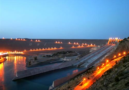 ATATÜRK BARAJI ---
Atatürk Barajı, Şanlıurfa ve Adıyaman illeri arasında, Fırat Nehri üzerinde kurulu olup, enerji ve sulama amaçlıdır. 1983 yılında inşaatı başlamış olan baraj 1992 yılında işletmeye açıldı. 8 türbine sahip barajın yüksekliği 169 metredir. 2400 MW gücüyle yıllık 8900 GWh elektrik üretim kapasitesine sahiptir. Kaya dolgu tipinde bir barajdır. Gövde hacmi 84 500 000 m³ tür. Dış yüzeyi kaya içi kil ve topraktır. Baraj gölünün baskısı ile ilk inşaasındaki yüksekliği 10 metre kısalmıştır. GAP Projesi içinde, Karakaya Barajının 180 km mansabında, Şanlıurfa ilinin Bozova ilçesine 24 km uzaklıkta Fırat Nehri üzerinde kurulan baraj. İnşaatına; 4 Kasım 1983 tarihinde başlandı. 1994 senesinde bitirilmesi planlanan baraj; sulama ve enerji elde etmek maksadıyla yapılmıştır. 2400 megavat, yılda 8.9 milyar kilovatsaat elektrik enerjisi üretecek kapasitededir. 84.4 milyon m3 kaya ve toprak dolgu ile dolgu hacmi bakımından bugüne kadar dünyada inşa edilen barajlar arasında beşinci sıradadır. Meydana gelen göl alanı 817 kilometre karedir. Yıllık ortalama su akışı 26.654 milyar metreküptür. Toplam su depolama hacmi 48.7 milyar metreküptür. Atatürk Barajı, dolgu hacmi bakımından dünyanın en büyük 6. barajı durumundadır. Hidroelektrik Santralı da, dünyada halen yapımı sürenler arasında 3., inşa edilmiş olanlar arasında da 5. en büyük santraldır. Aynı zamanda Avrupa'nın ve Türkiye'nin en büyük barajıdır.
