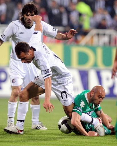 Sivas'ın puan kaybıyla liderlik şansı yakalayan Beşiktaş, evinde Bursaspor'a puan kaybetti. Müthiş geçen maçta 1 de kırmızı çıkarken takımlar golsüz eşitliği bozamadı.
