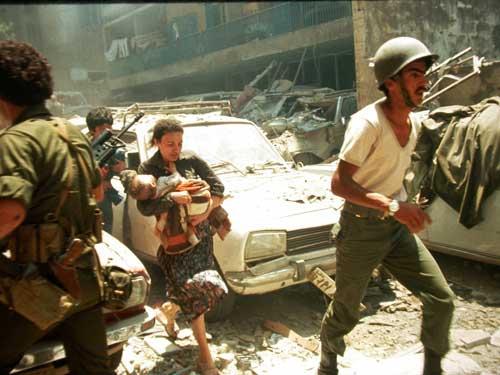 Ünlü fotoğrafçı Coşkun Aral, 1982 yılında İsrail kuşatması altındaki Beyrutta bombalardan dolayı çöken binalardan kucağında bebeğiyle kaçan bir kadını görüntüledi.