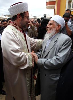 Diyanet İşleri Başkanı Mehmet Görmez, Siirt'te cuma namazı kıldırdı. Vazında Müslüman olarak doğmanın büyük bir nimet olduğunu ifade eden Görmez, iman kardeşliğine vurgu yaptı.