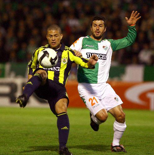 Sivasspor, Ankaraspor ve Beşiktaş'ın ardından Türkiye Kupası'nda son yarı finalist Bursaspor'u yenen Fenerbahçe oldu