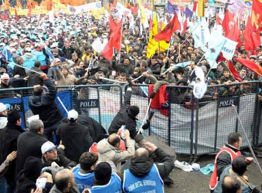 TÜRK-İŞ, DİSK ile KESK öncülüğünde Kadıköy'de düzenlenen mitingde TÜRK-İŞ'e bağlı Türk Metal Sendikası ile DİSK'e bağlı Birleşik Metal-İş Sendikası üyeleri arasında arbede yaşandı.