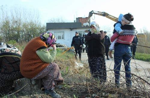 Yaptıklarının hata olduğunu bildiklerini söyleyen vatandaşlar, çaresizlikten dolayı gecekondu inşa ettiklerini belirtti.