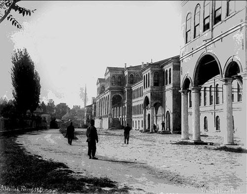 Bu önemli eseri oluşturan fotoğrafları Sultan 2. Abdülhamid'in arşivinden çıkararak, benim gibi İstanbul aşıklarına sundukları için İslam Tarih, Sanat ve Kültür Araştırma Merkezi'ni (IRCICA) ve İstanbul Büyükşehir Belediyemizi yürekten tebrik ediyorum. İnanıyorum ki bu eser İstanbul'un eşsiz güzellikleriyle görkemli eserlerinin korunmasına önemli katkılar sağlayacaktır. Sanatçılar başta olmak üzere İstanbul'u seven herkesi heyecanlandıracak bu eserin esas sahibi cennet mekan Sultan 2. Abdülhamid Han'ı ve Dersaadet'e sevgiyle bakan fotoğraf sanatçılarını rahmet ve minnetle yad ediyorum.''
<br><br>
<b>-İKT GENEL SEKRETERİ İHSANOĞLU- </b>
<br><br>
İslam Konferansı Teşkilatı (İKT) Genel Sekreteri Ekmeleddin İhsanoğlu da, IRCICA fotoğraf arşivinin sahip olduğu muhtelif koleksiyonlarla bugün dünyanın sayılı tarihi fotoğraf arşivleri arasında yer aldığını belirtti.
<br><br>
IRCICA'da araştırmacılara hizmet veren ayrıca İstanbul'da ve Türkiye dışında sergilerle de tanıtımı yapılan bu arşiv fotoğraflarından tematik olarak seçilmiş bazı albüm yayınlarının da yapıldığını ifade eden İhsanoğlu, bunlar arasında ilki olan ''İstanbul: Geçmişe Bakış'' adı altında üç dilde hazırlanan İstanbul albümünün, 1987 ve 1992 yıllarında iki baskı yaptığını anlattı.