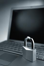 İlk adımınız güvenli bir bilgisayar kullanmak olmalı. Evde kişisel bilgisayarınız en güvenlisidir. Ancak antivirüs yazılımının olduğuna, süresinin geçmediğine dikkat edin. Bunun için sık sık tarama yapın. Eğer kişisel bilgisayar kullanmıyorsanız, arkadaşınızın bilgisayarından, işyerinden ya da farklı bir bilgisayardan alışveriş yapıyorsanız özel tarama seçeneğini kullanın. Çünkü private browsing yani özel tarama modu, web sitesiyle ilgili bilgilerin tarayıcı kapatıldığında silinmesini sağlıyor.